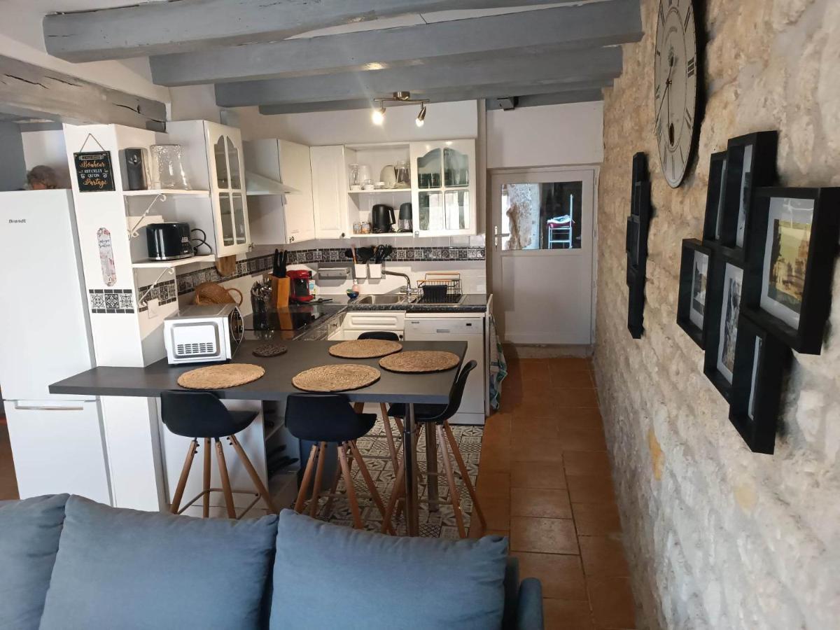 Meuble De Tourisme Petit Chail Saint Savinien 外观 照片