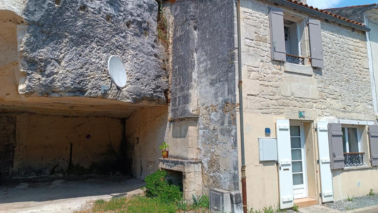 Meuble De Tourisme Petit Chail Saint Savinien 外观 照片