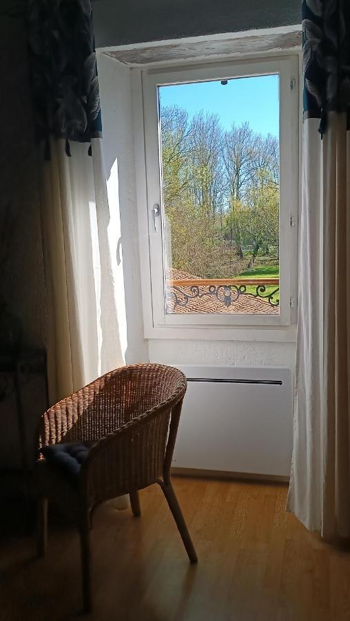 Meuble De Tourisme Petit Chail Saint Savinien 外观 照片